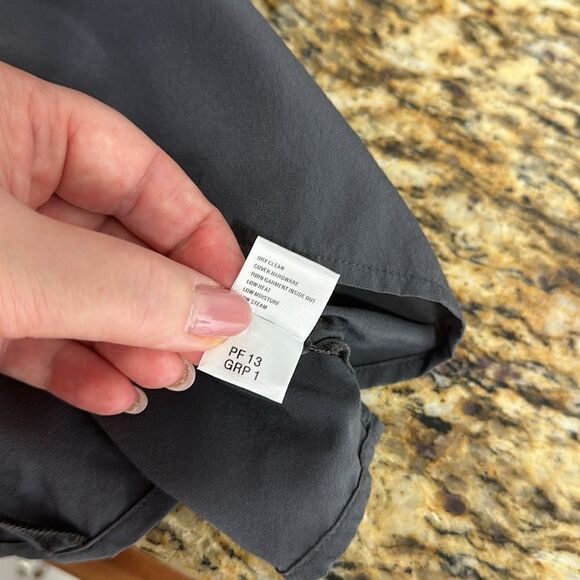 St. John Black Silk Blend Shirred Crew Neck Sleeveless Top Blouse Size 6 - Picture 6 of 8